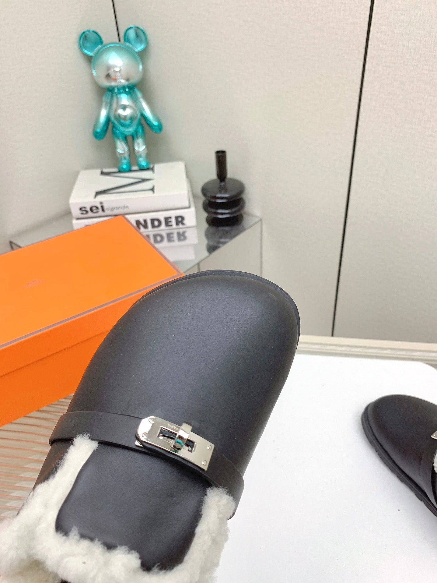 HM Mule 30mm In Black With Fleece And Cowhide Lining  971388