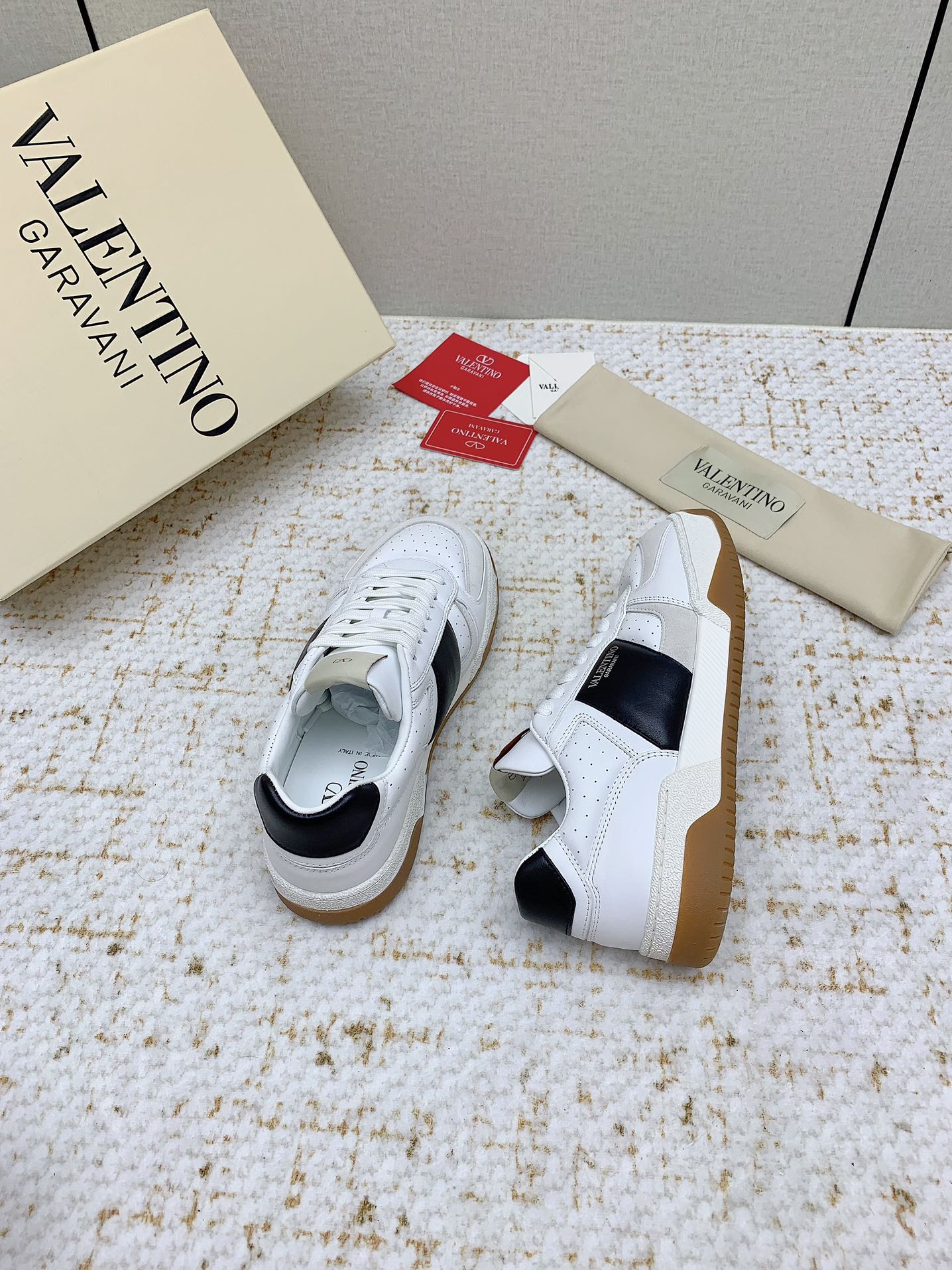 VT 25 Low Top Garavani Sneaker White Blue Cowhide 331678