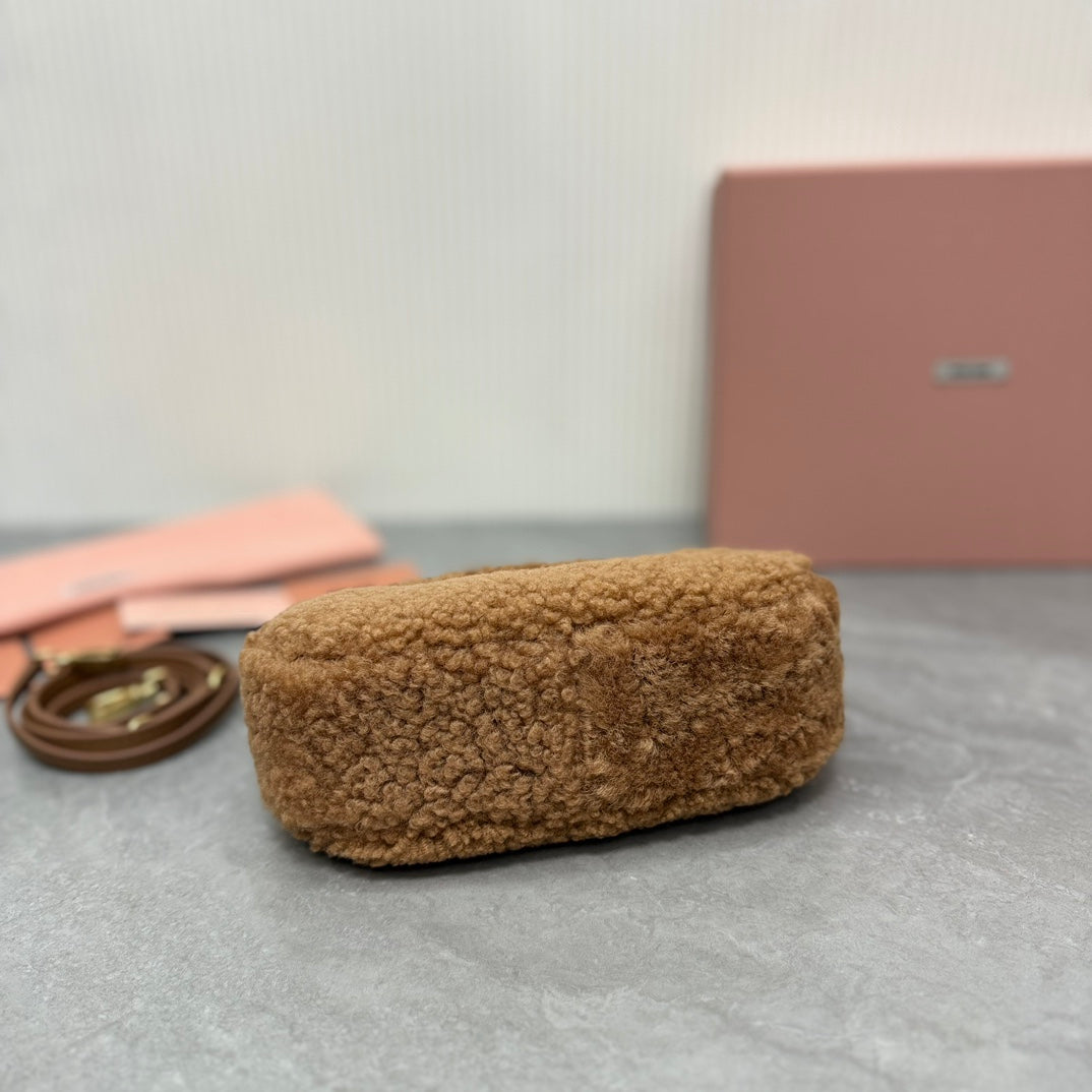 WANDER HOBO BAG 18 IN BROWN SHEARLING