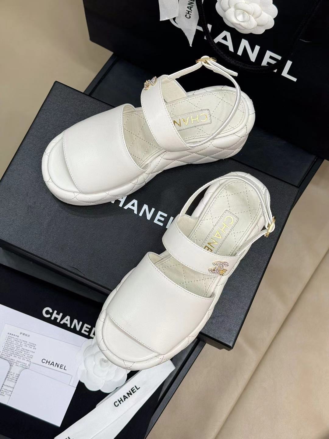 CC HIGH WEDGE SANDALS IN WHITE LAMBSKIN