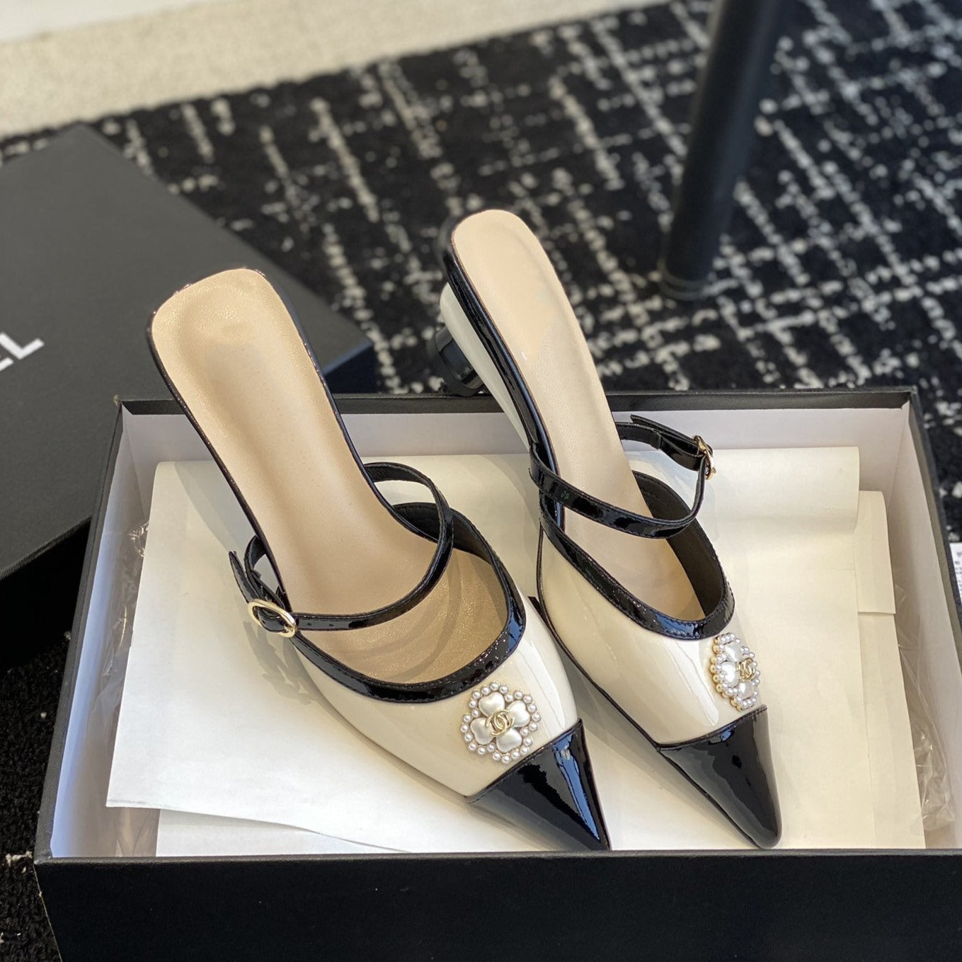 mule sandal beige black patent calfskin