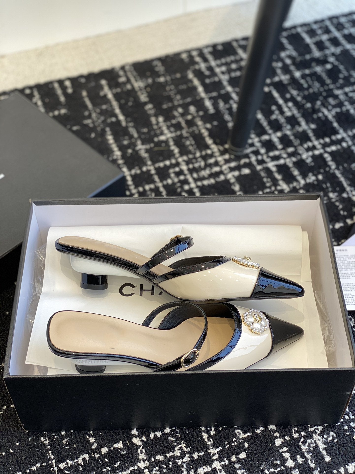 mule sandal beige black patent calfskin