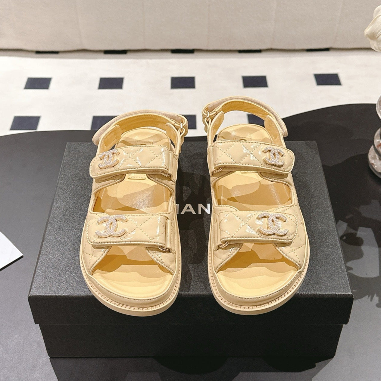 CC 25 Dad Deals Sandals Yellow Pastel Patent Leather 237589