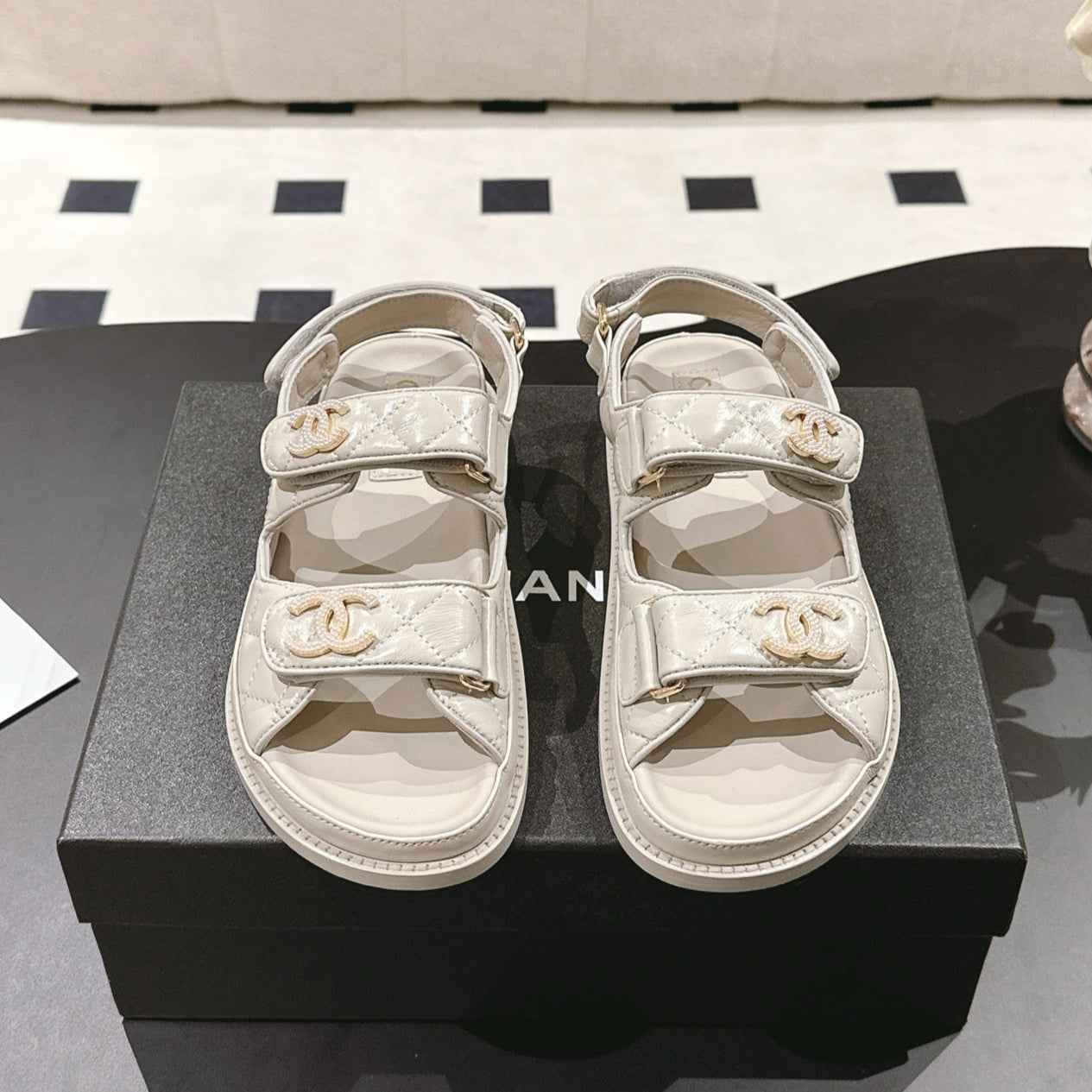 CC 25 Dad Deals Sandals Beige Gray Patent Leather 237592