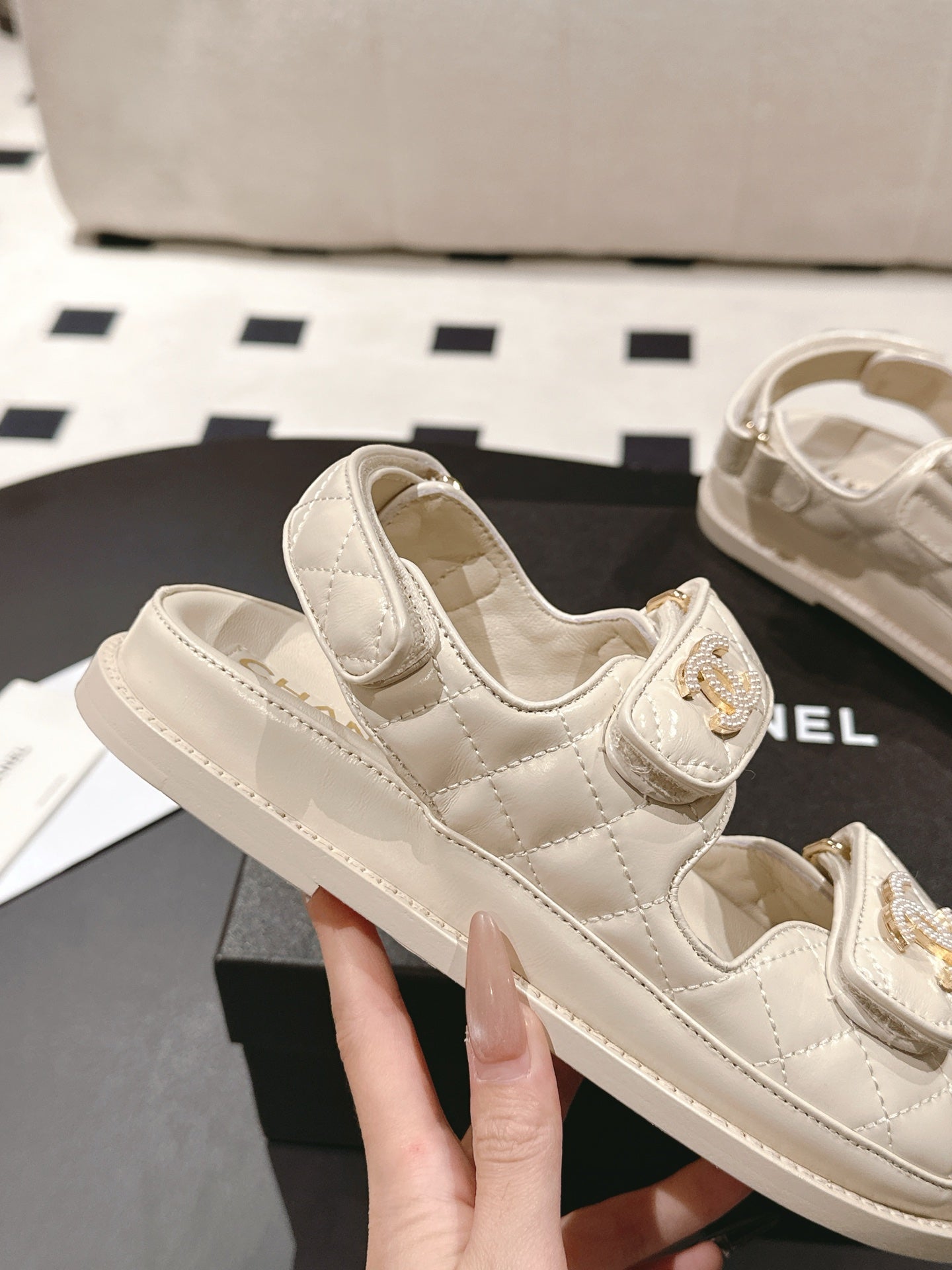 CC 25 Dad Deals Sandals Beige Cream Patent Leather 237593