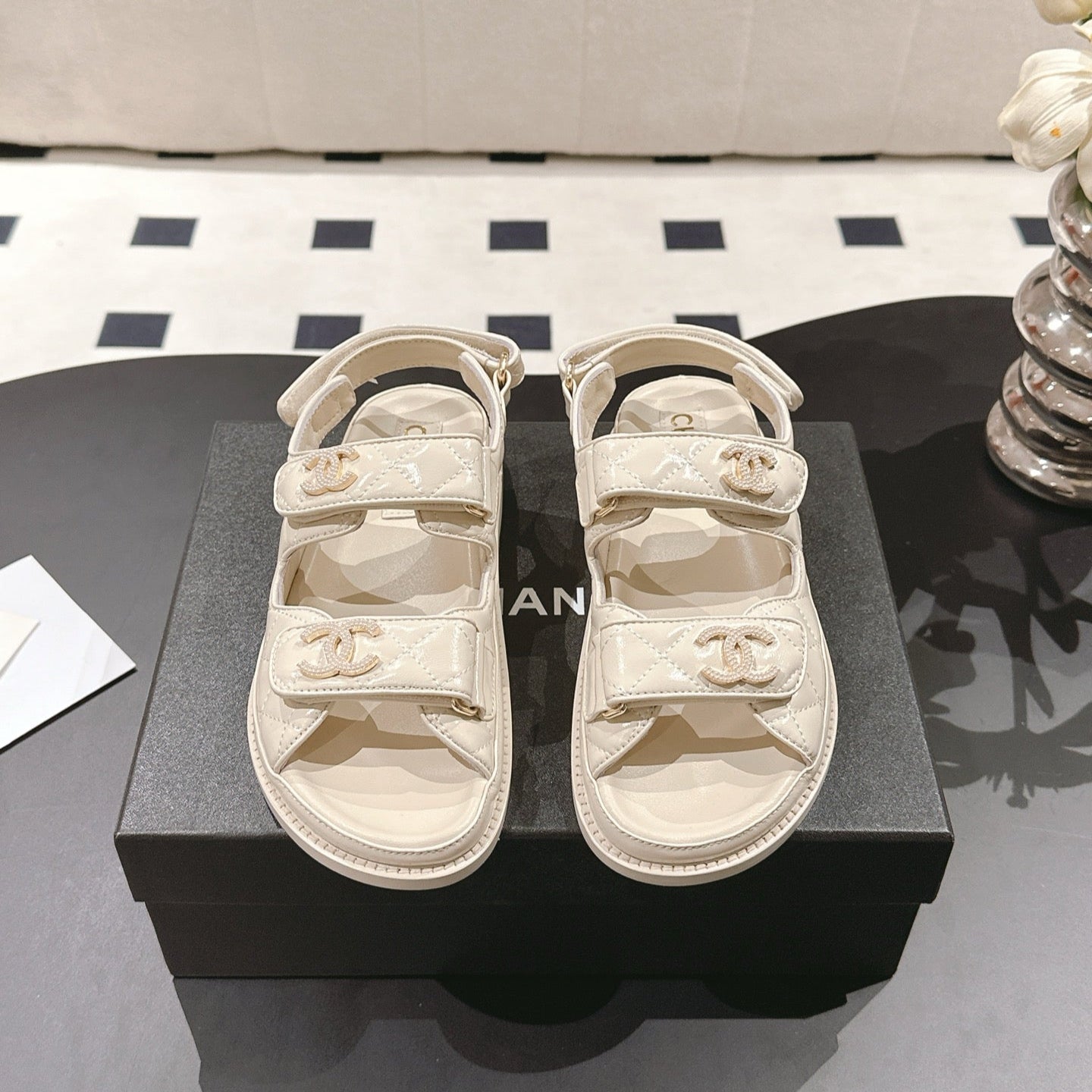 CC 25 Dad Deals Sandals Beige Cream Patent Leather 237593