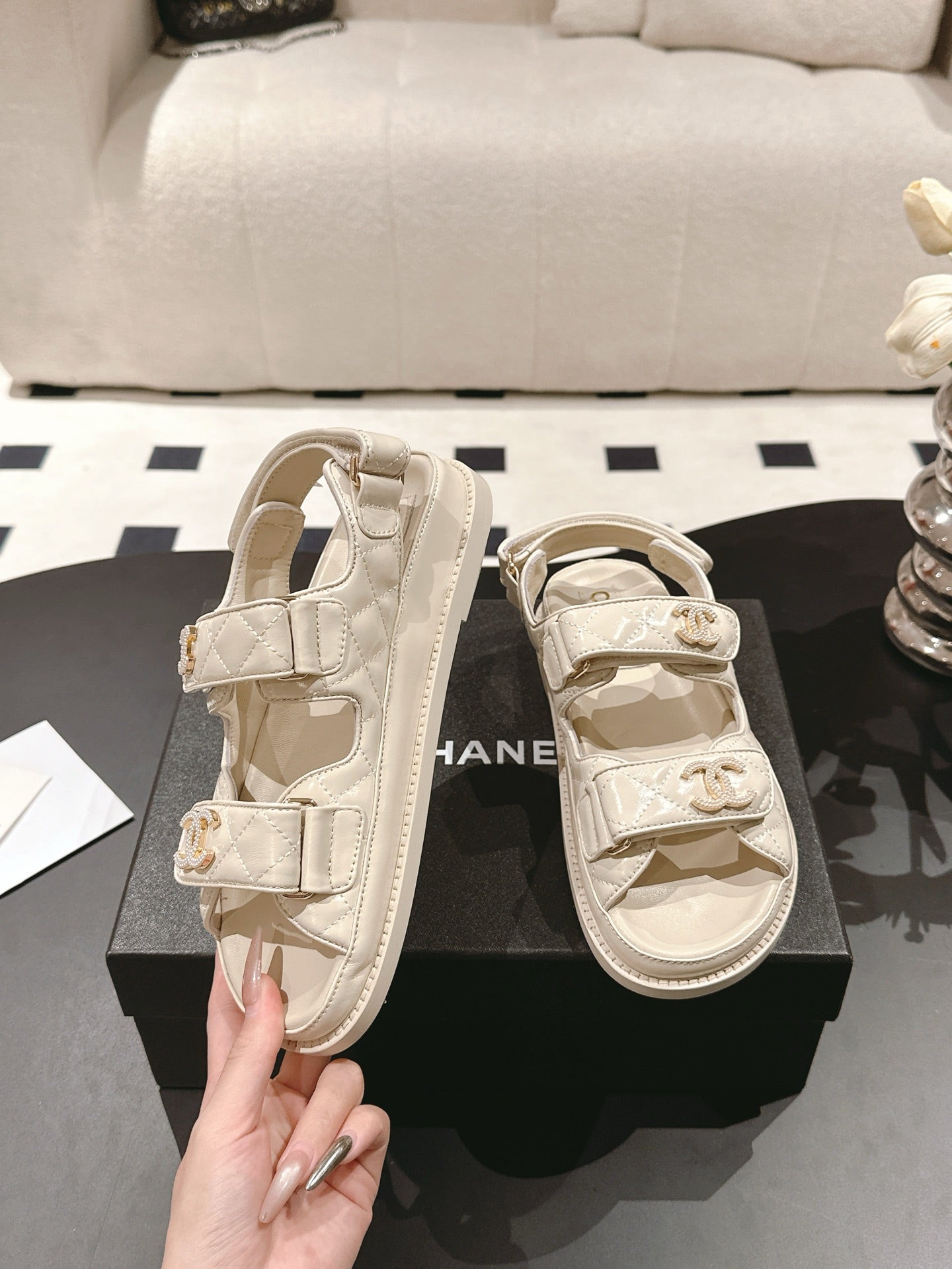 CC 25 Dad Deals Sandals Beige Cream Patent Leather 237593