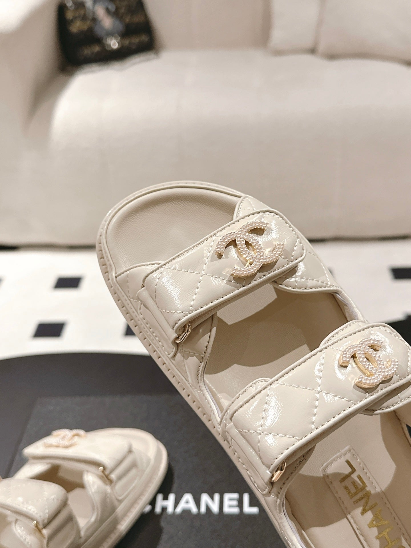 CC 25 Dad Deals Sandals Beige Cream Patent Leather 237593