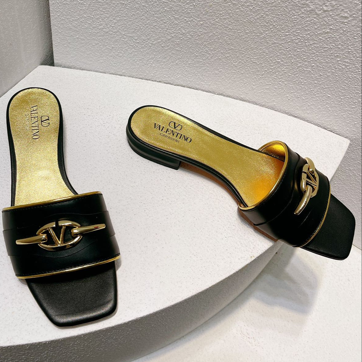 VT Moon Slides in Leather Black Cowhide 292866