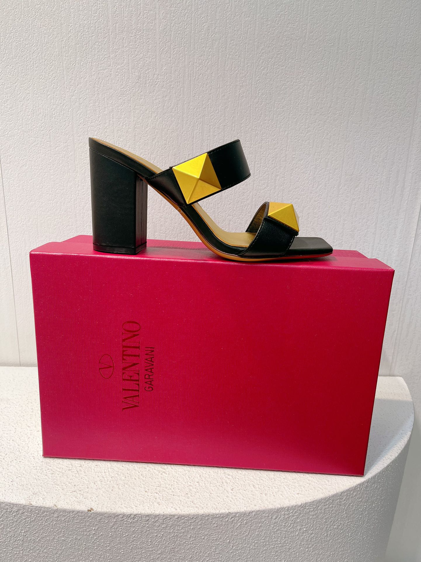 VT One Stud Leather Sandals Black Cowhide 292887