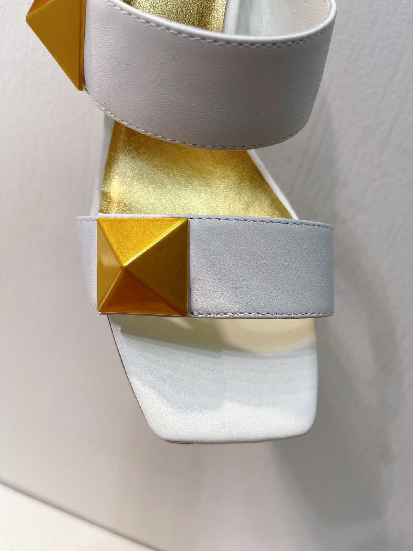 VT One Stud Leather Sandals White Cowhide 292888