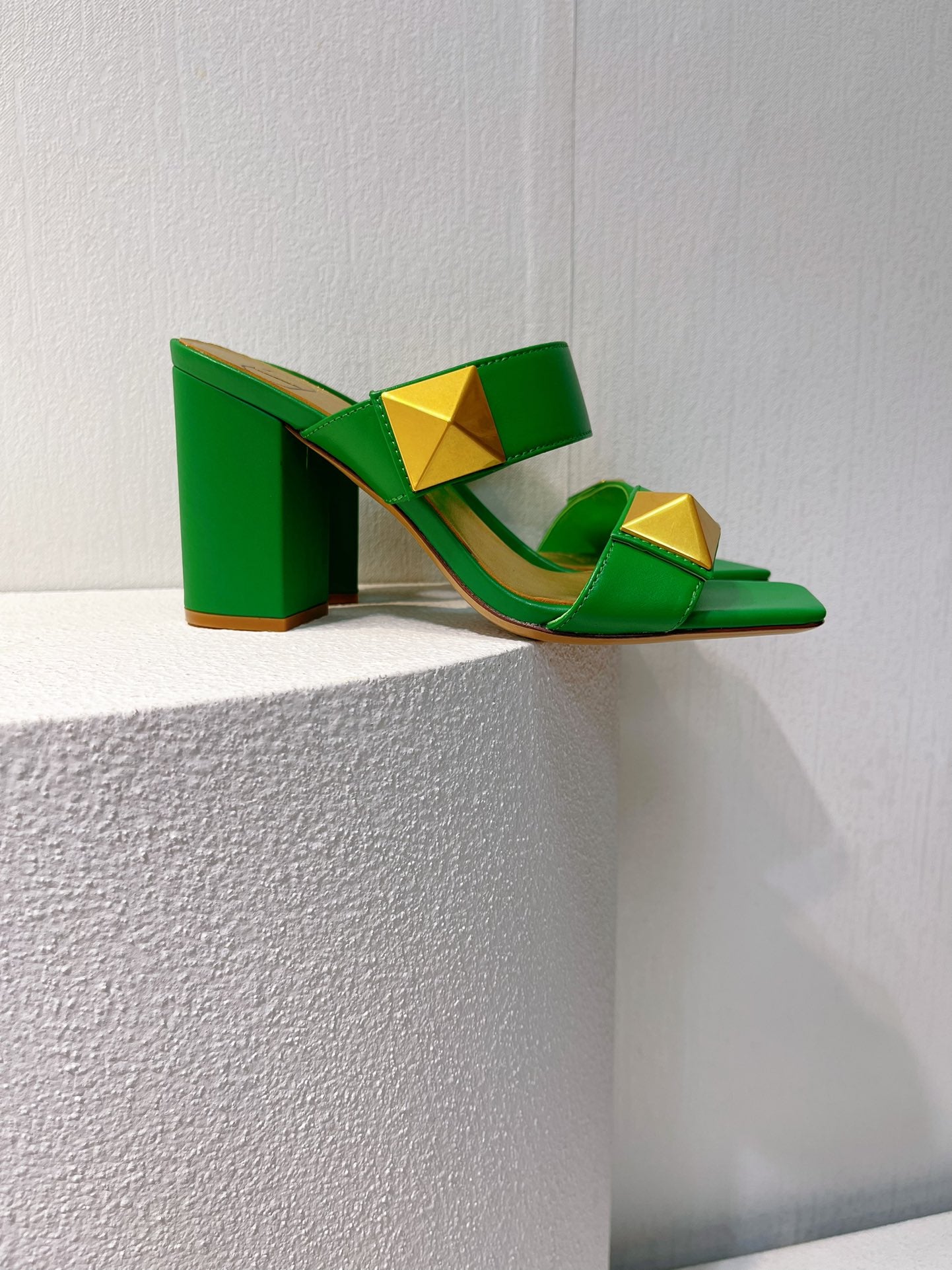 VT One Stud Leather Sandals Green Cowhide 292890