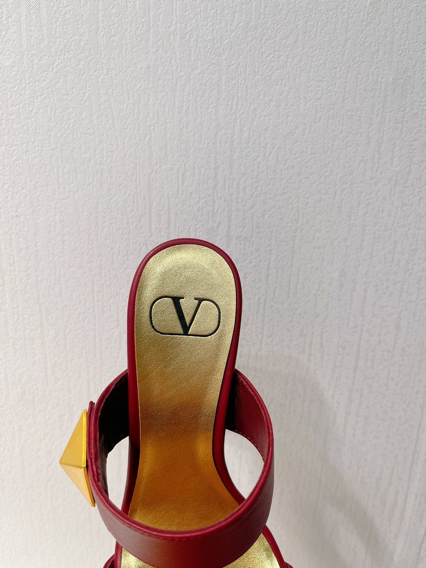 VT One Stud Leather Sandals Ruby Red Cowhide 292752