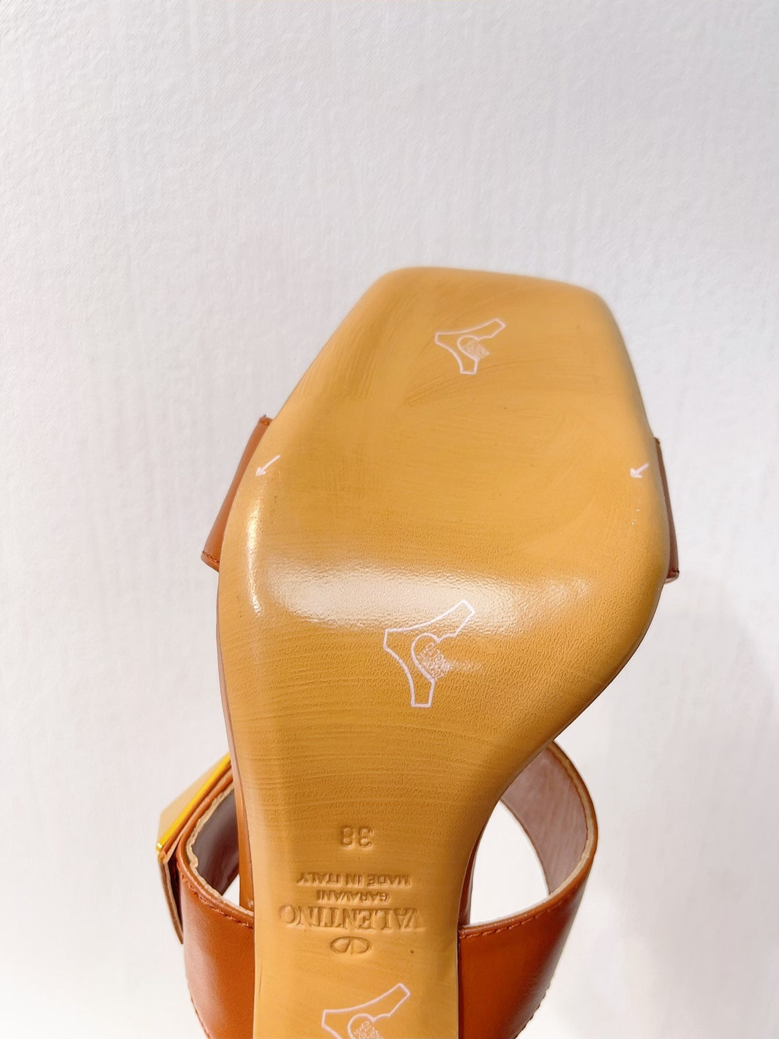 VT One Stud Leather Sandals Brown Cowhide 292753