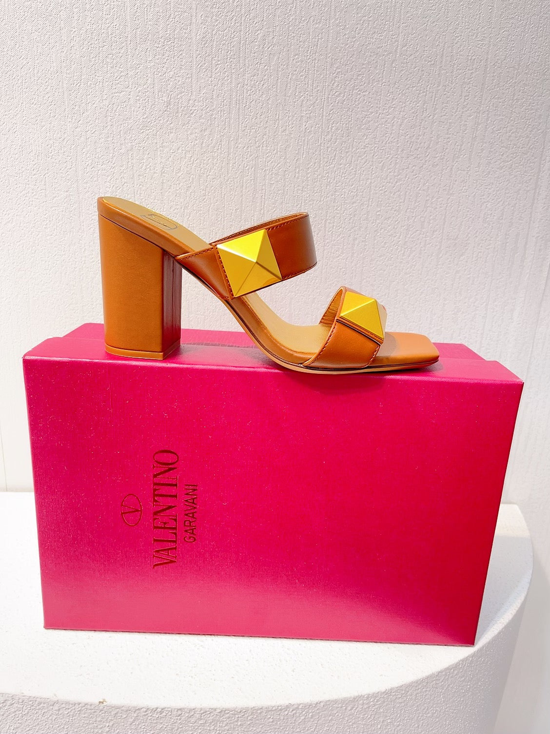 VT One Stud Leather Sandals Brown Cowhide 292753