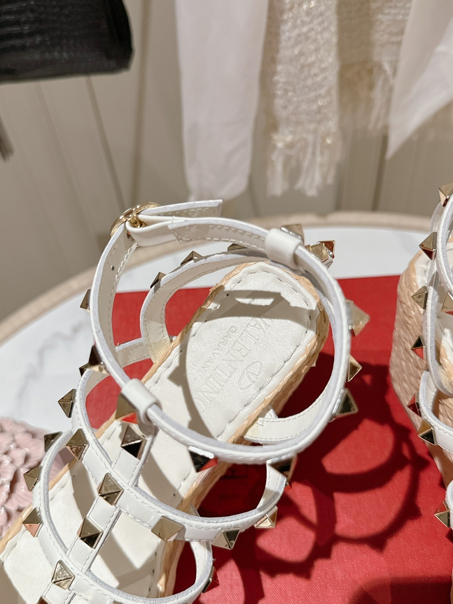 Rockstud Ankle Strap Wedge Sandal In White Calfskin Leather And Beige Raffia 100mm 829388