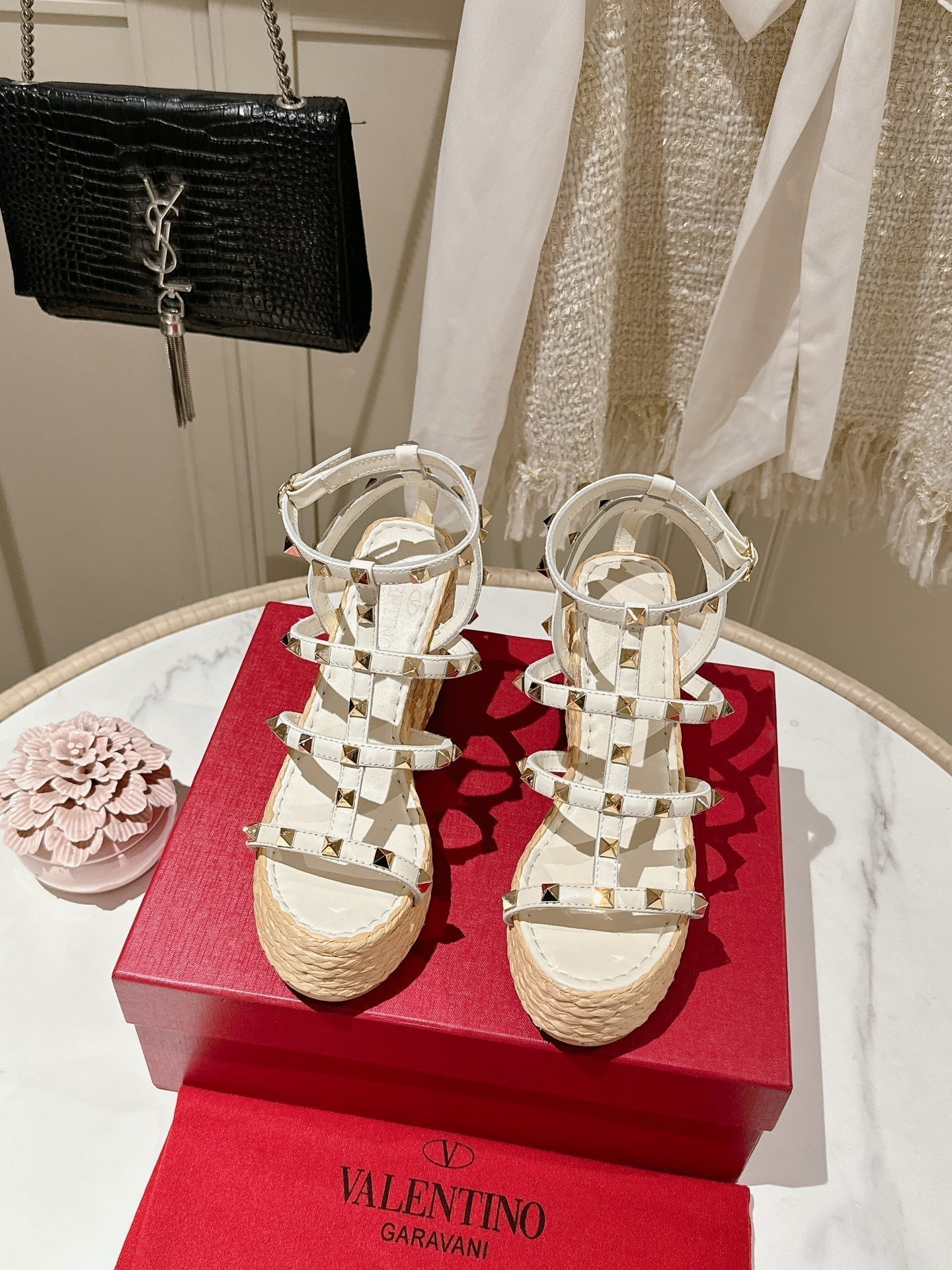 Rockstud Ankle Strap Wedge Sandal In White Calfskin Leather And Beige Raffia 100mm 829388