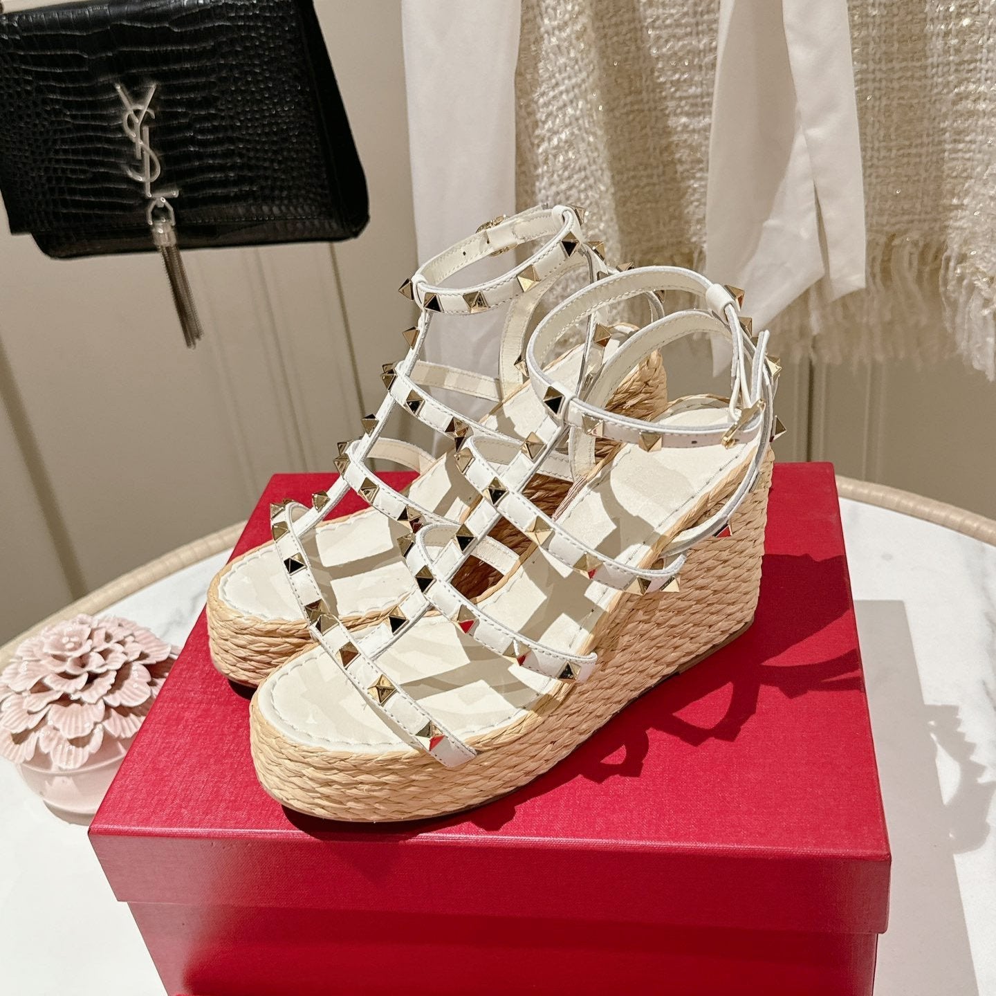 Rockstud Ankle Strap Wedge Sandal In White Calfskin Leather And Beige Raffia 100mm 829388
