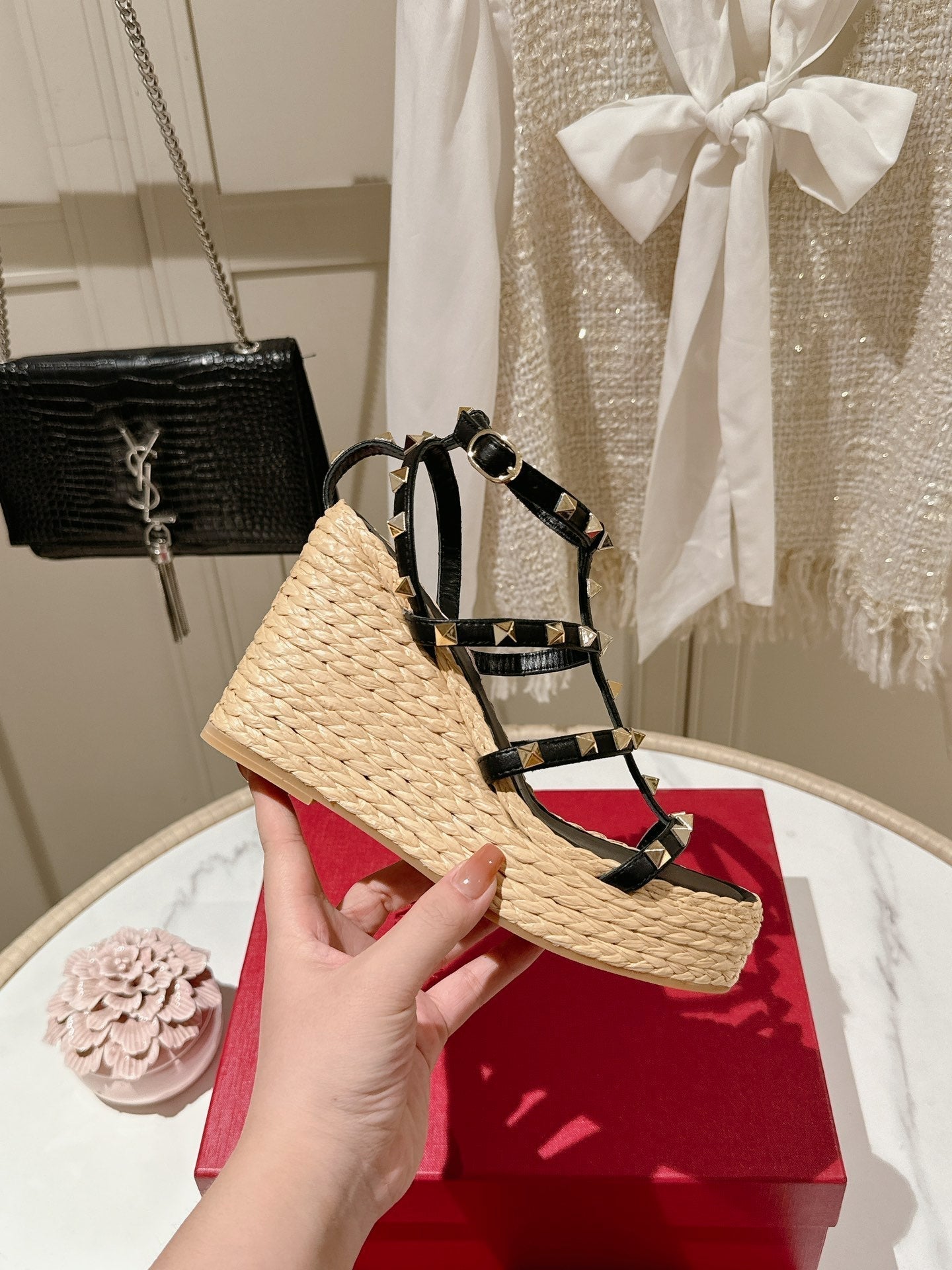 Rockstud Ankle Strap Wedge Sandal In Black Calfskin Leather And Beige Raffia 100mm 829389