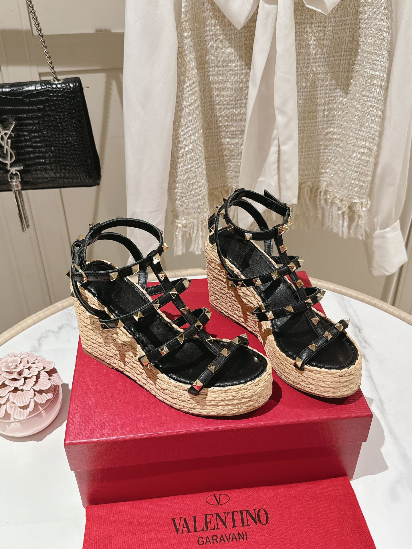 Rockstud Ankle Strap Wedge Sandal In Black Calfskin Leather And Beige Raffia 100mm 829389