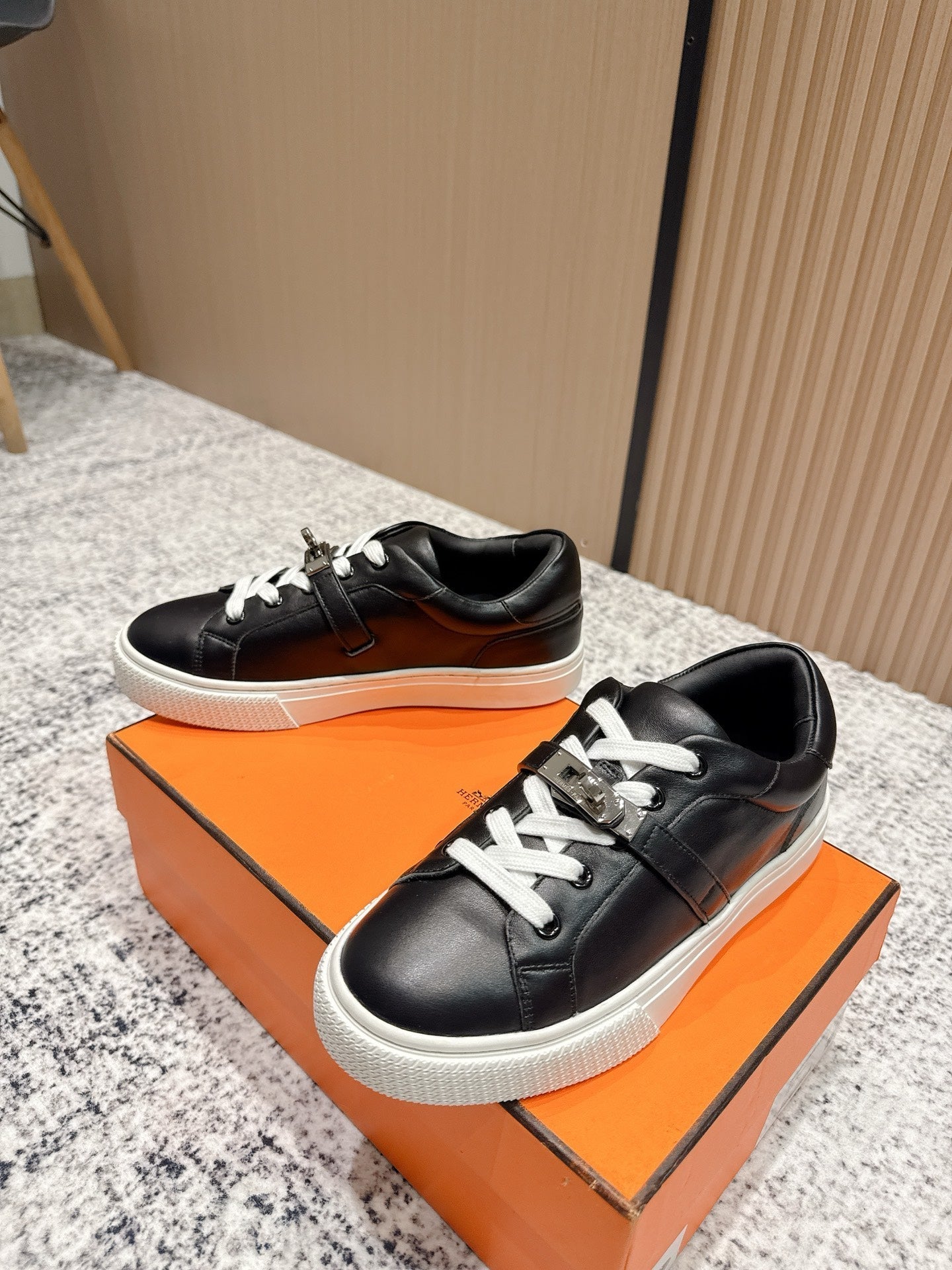 HM Casual Sneakers Sliver Buckle  Black White Leather