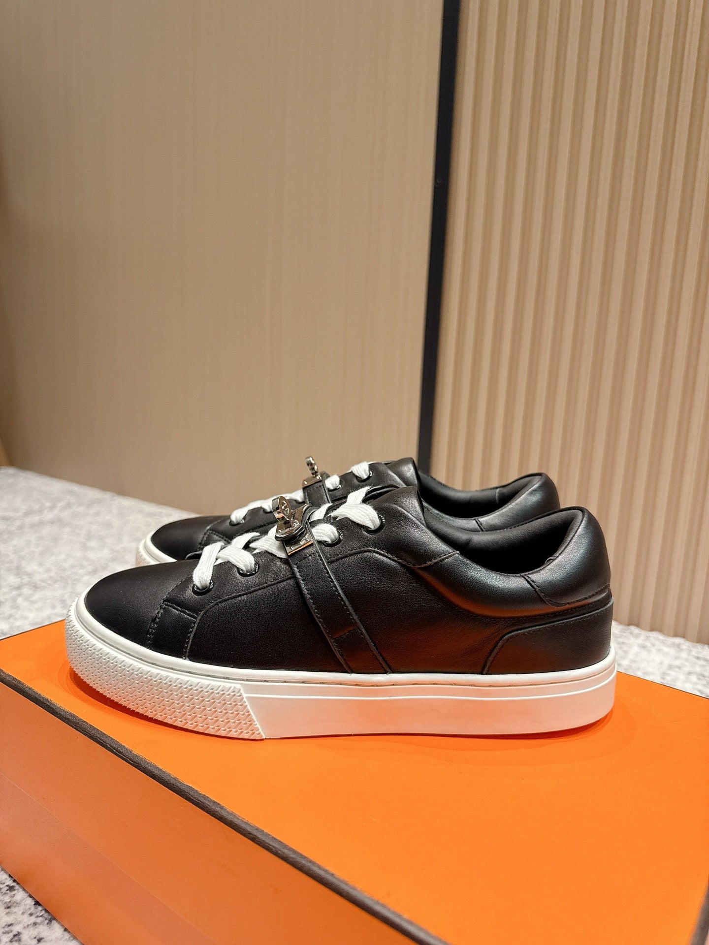 HM Casual Sneakers Sliver Buckle  Black White Leather