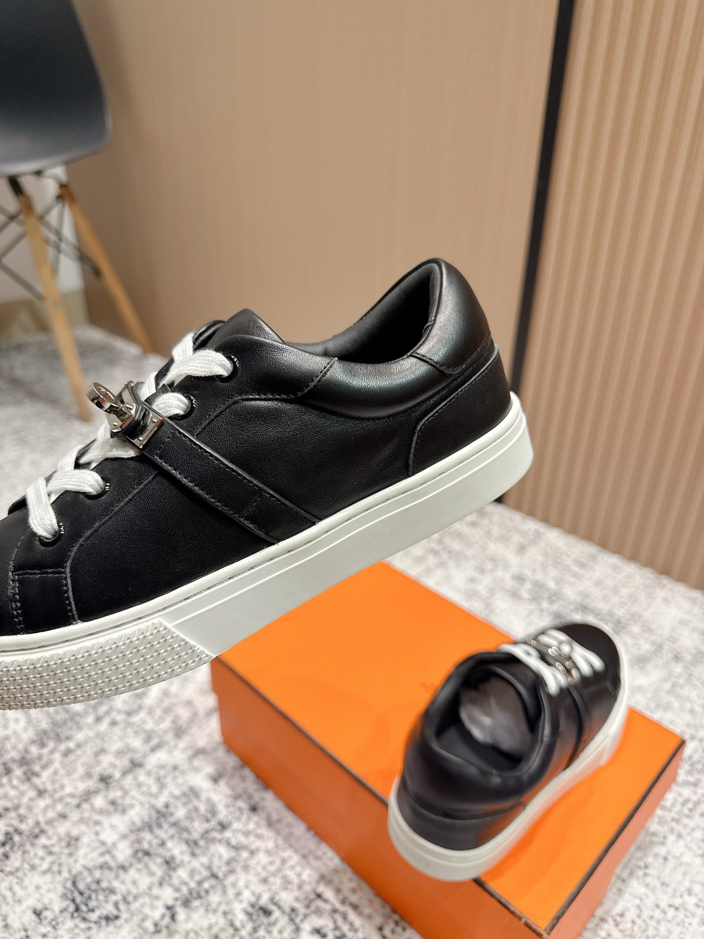 HM Casual Sneakers Sliver Buckle  Black White Leather