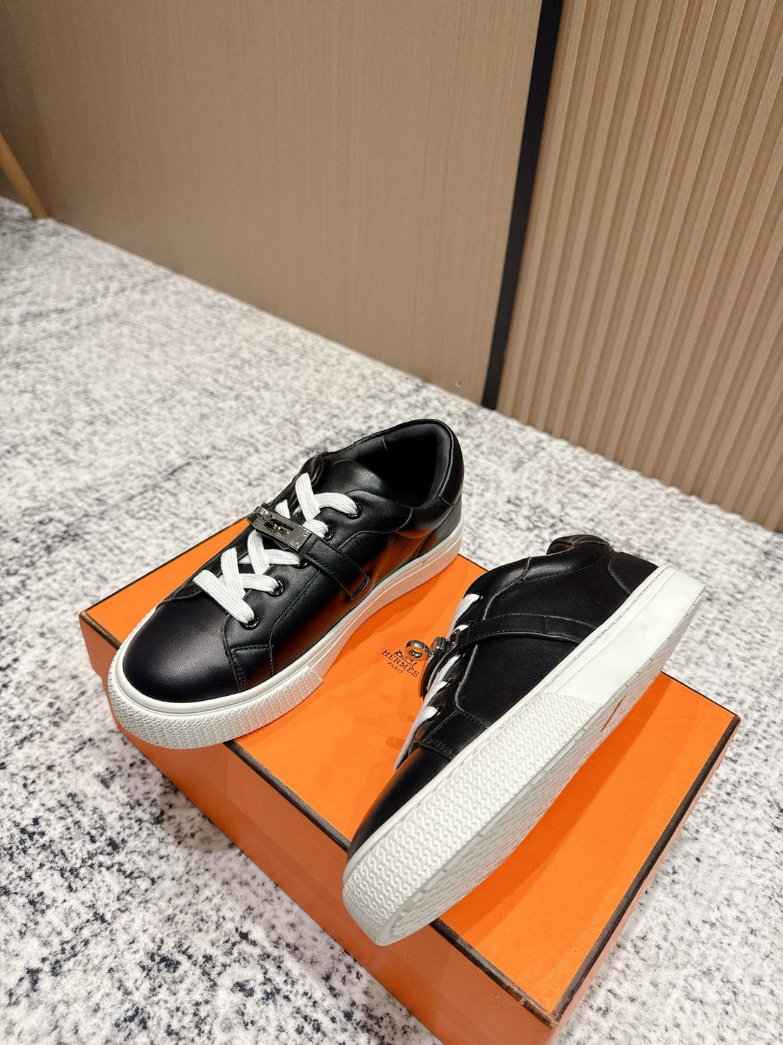 HM Casual Sneakers Sliver Buckle  Black White Leather