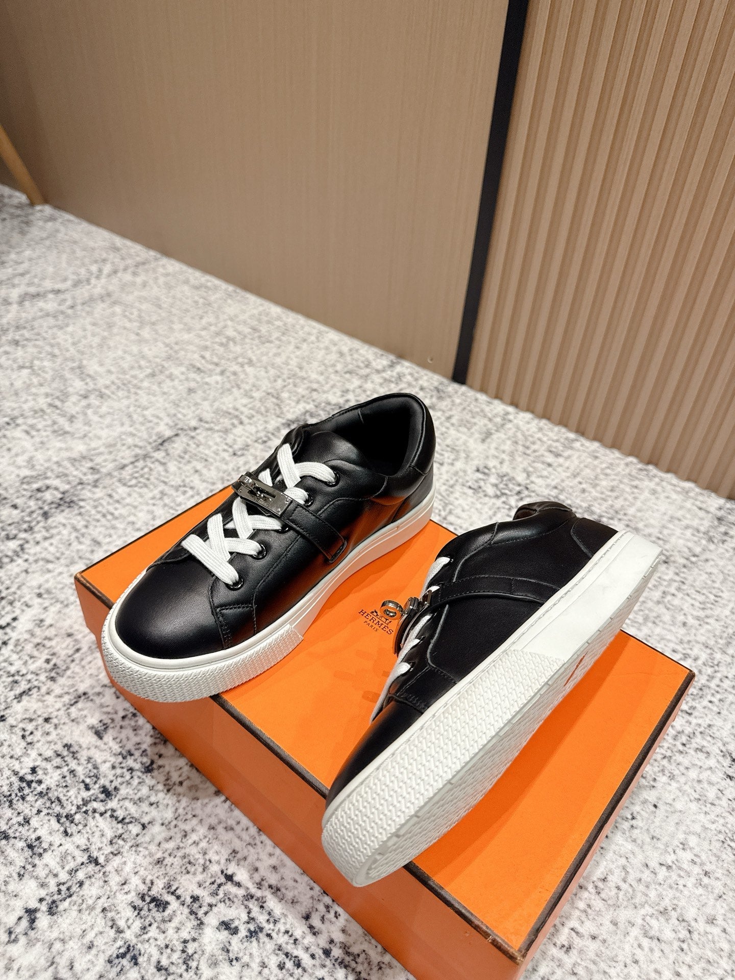 HM Casual Sneakers Sliver Buckle  Black White Leather