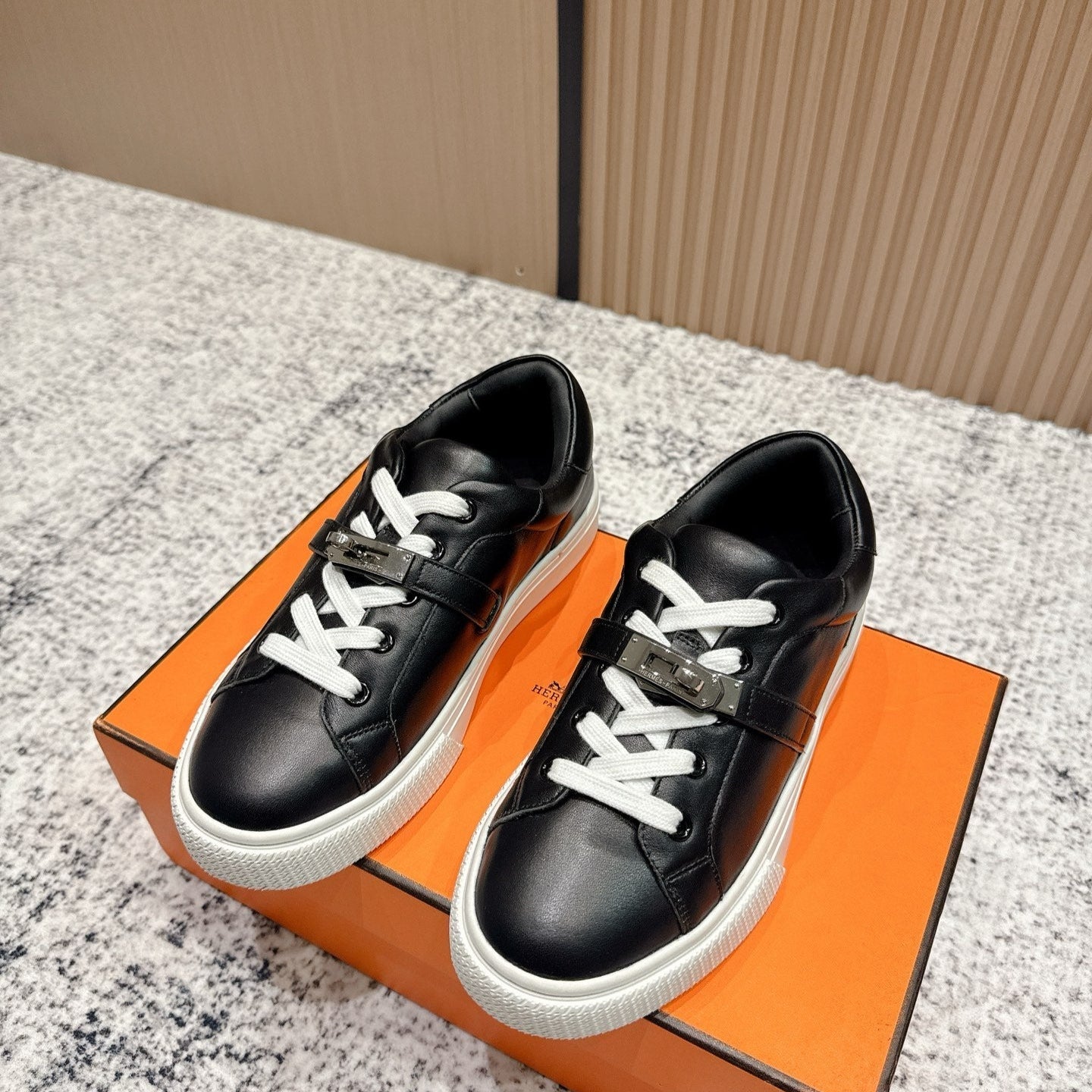 HM Casual Sneakers Sliver Buckle  Black White Leather