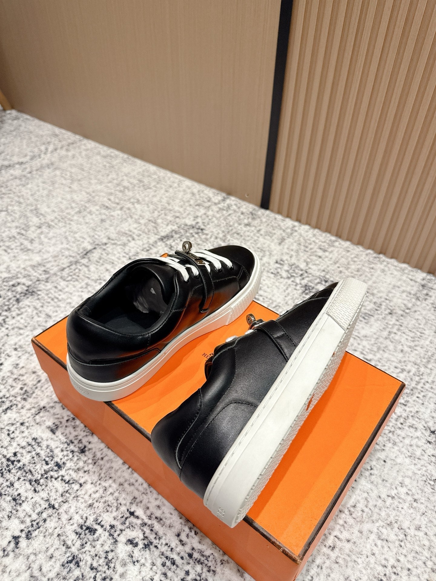 HM Casual Sneakers Sliver Buckle  Black White Leather