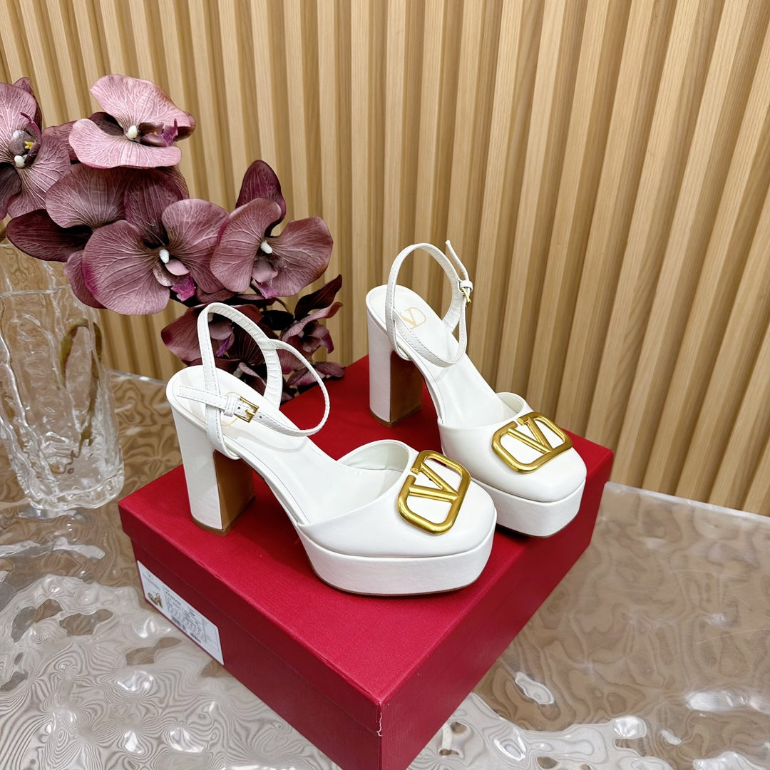 VT Signature 115mm Patent Leather Platform Pumps White Calfskin 286472