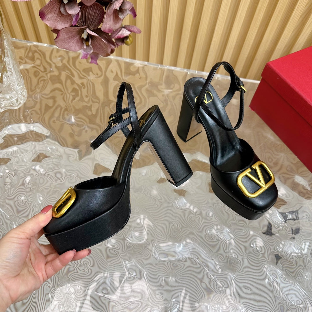 VT Signature 115mm Patent Leather Platform Pumps Black Calfskin 286473