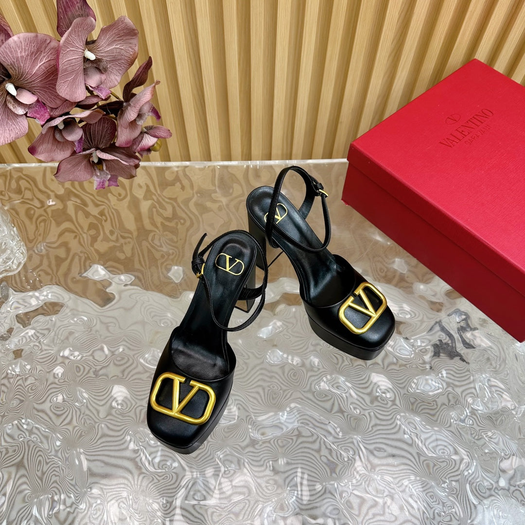 VT Signature 115mm Patent Leather Platform Pumps Black Calfskin 286473