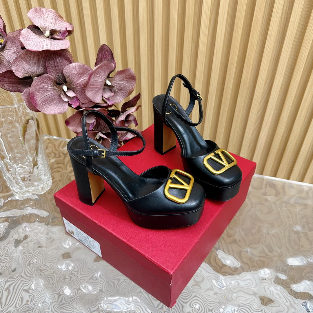 VT Signature 115mm Patent Leather Platform Pumps Black Calfskin 286473