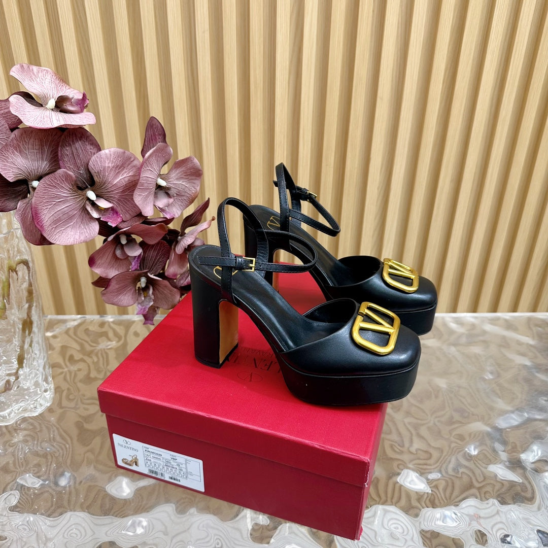 VT Signature 115mm Patent Leather Platform Pumps Black Calfskin 286473