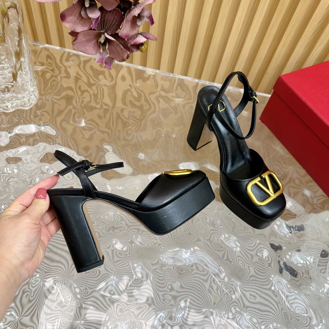 VT Signature 115mm Patent Leather Platform Pumps Black Calfskin 286473