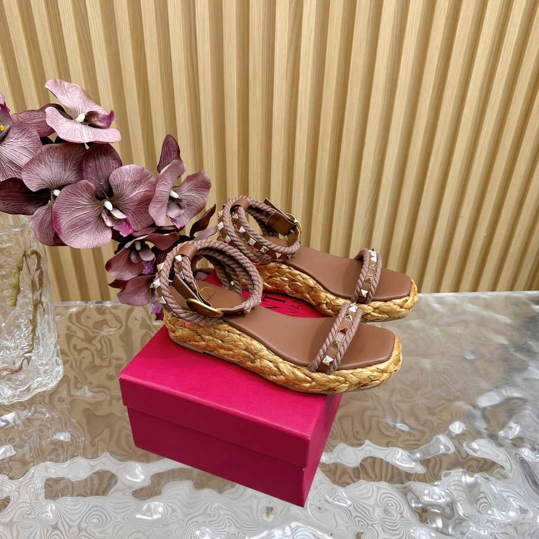 Rockstud Flatform Sandal 45mm In Brown Mix Brownish Pink Calfskin And Raffia 102842