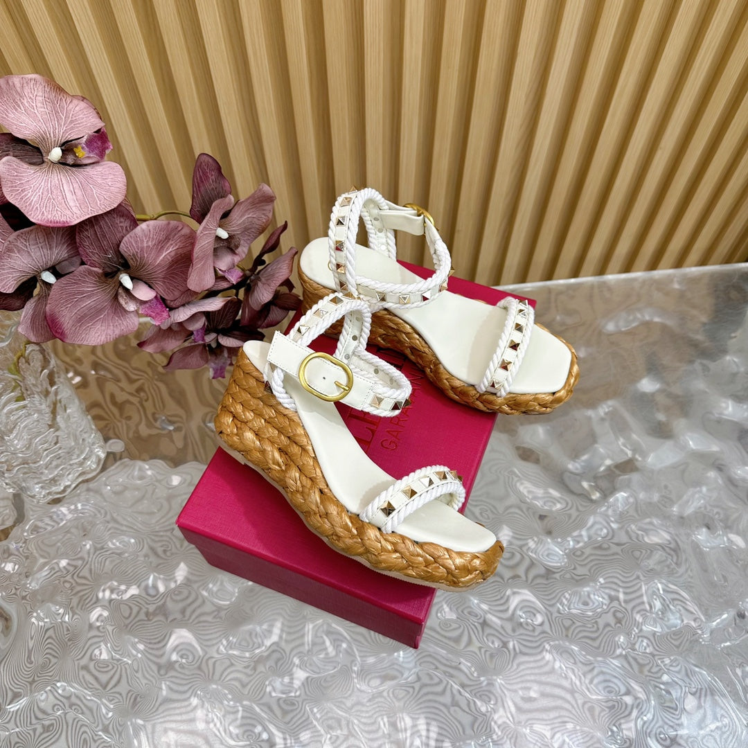 Rockstud Flatform Sandal 75mm In White Calfskin And Raffia 102854