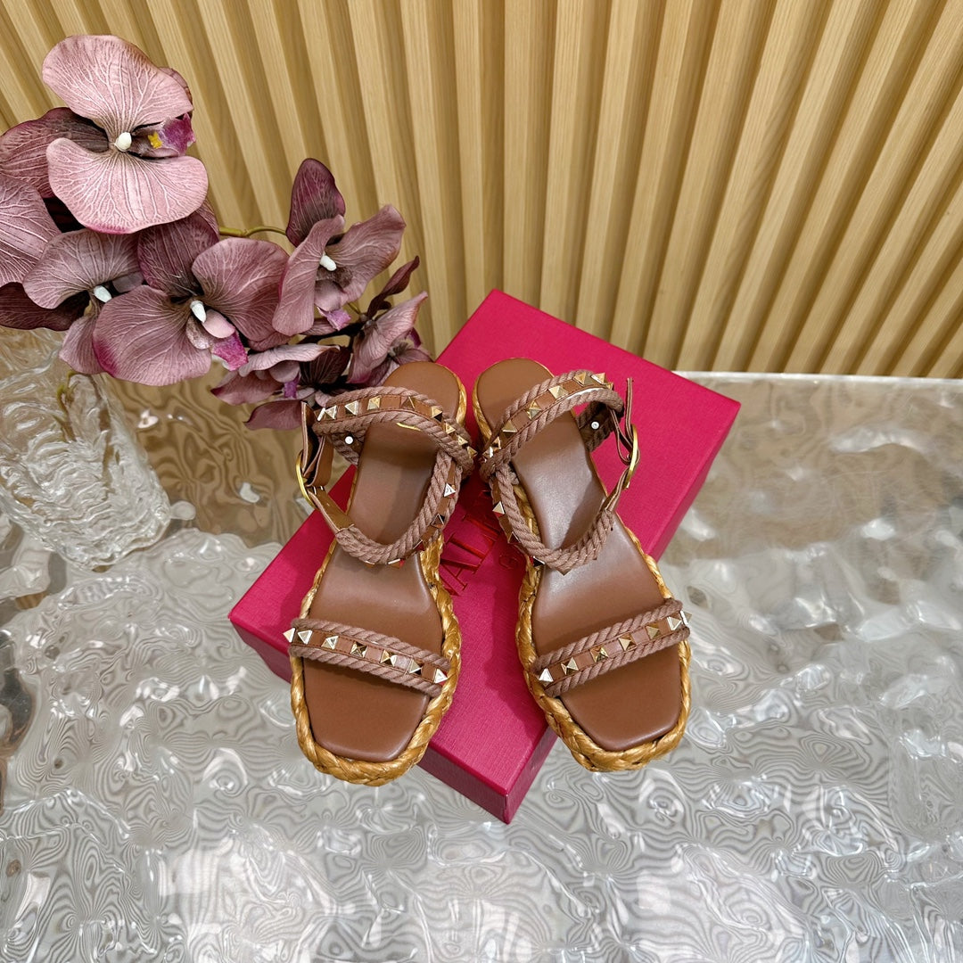 Rockstud Flatform Sandal 75mm In Brown Mix Brownish Pink Calfskin And Raffia 102856