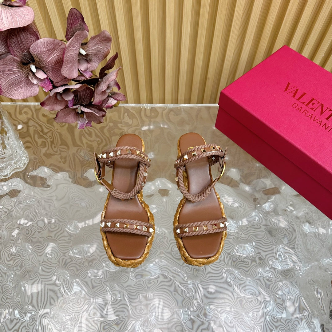Rockstud Flatform Sandal 75mm In Brown Mix Brownish Pink Calfskin And Raffia 102856