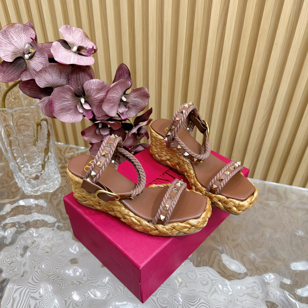 Rockstud Flatform Sandal 75mm In Brown Mix Brownish Pink Calfskin And Raffia 102856