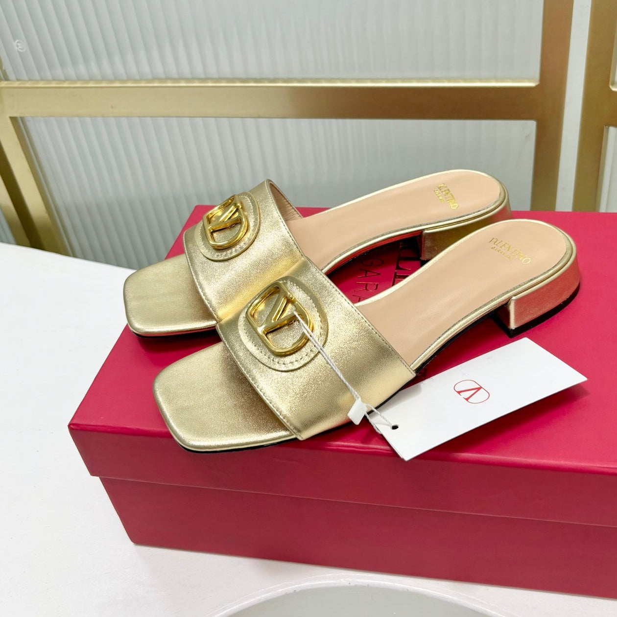 VT 25 Vlogo Slides 2cm Gold Cowhide 336826