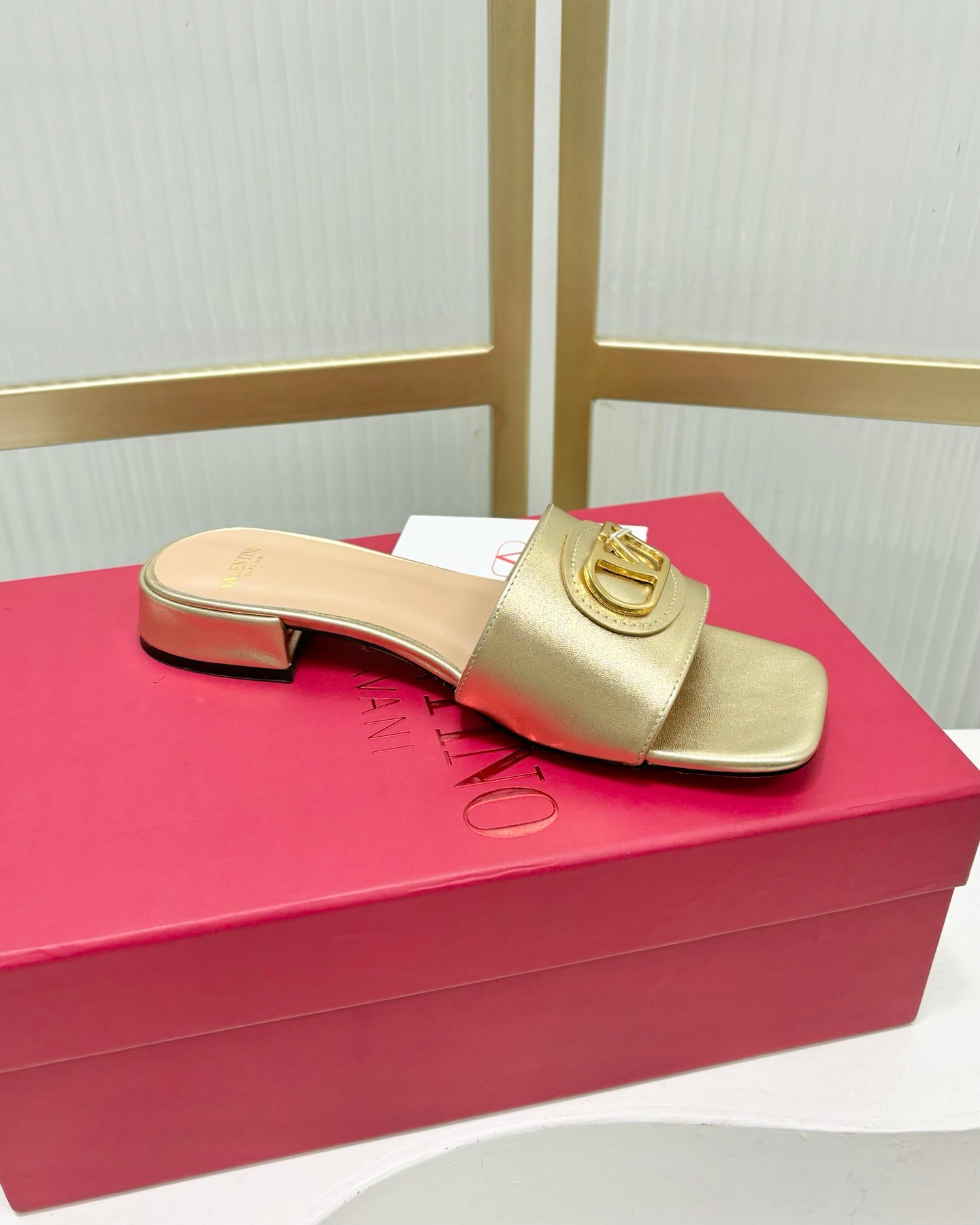 VT 25 Vlogo Slides 2cm Gold Cowhide 336826