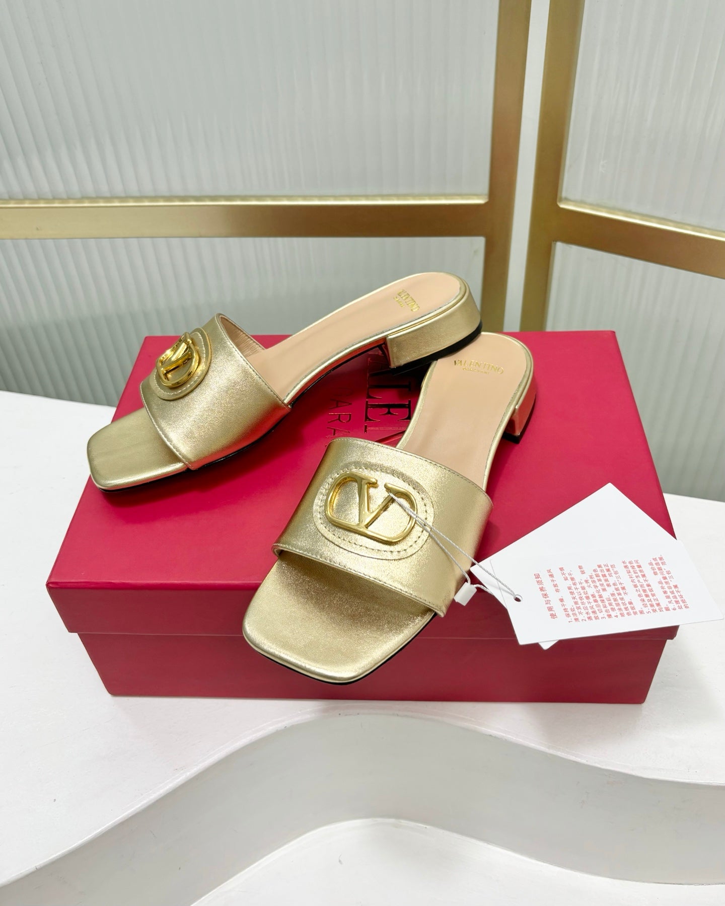 VT 25 Vlogo Slides 2cm Gold Cowhide 336826