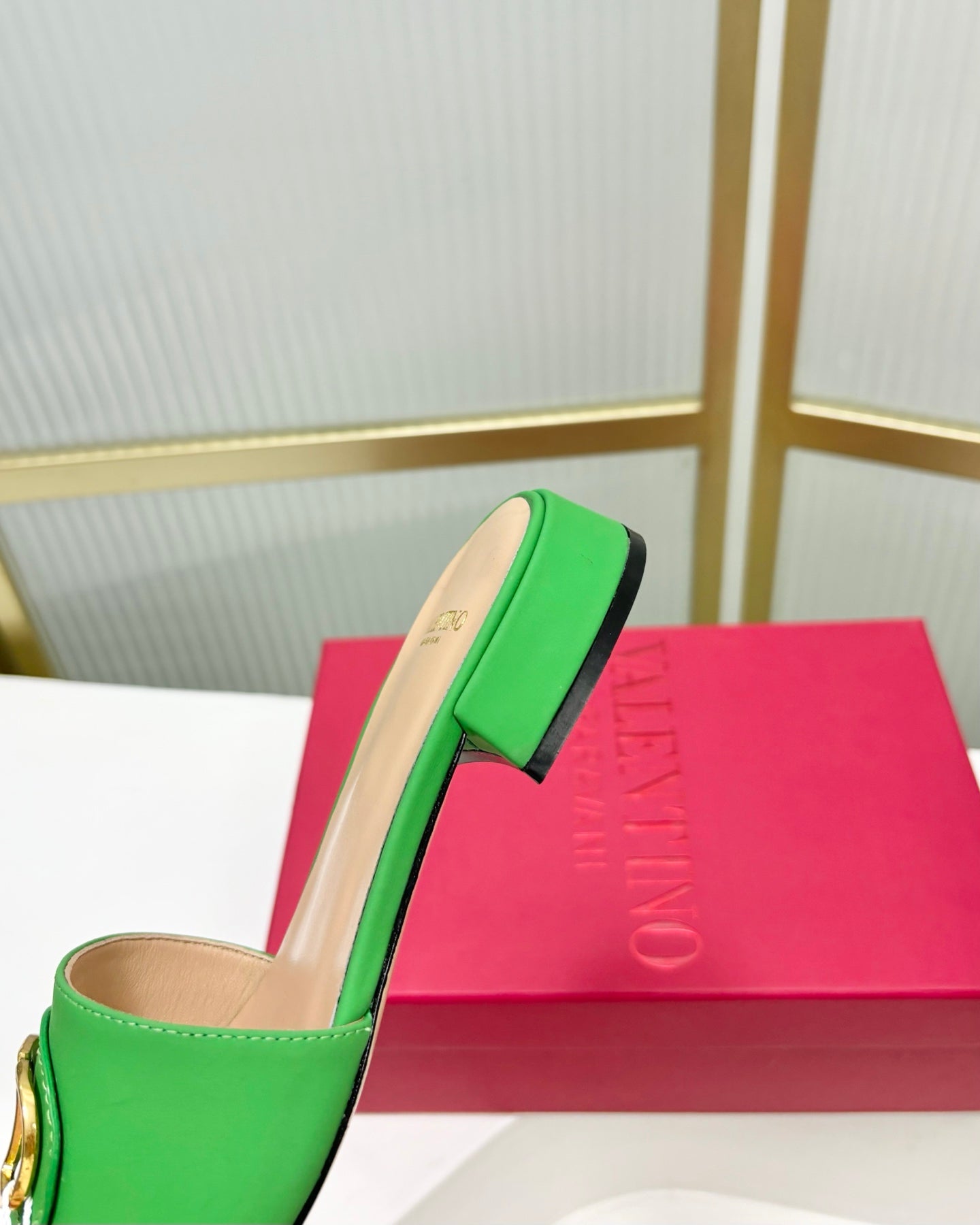 VT 25 Vlogo Slides 2cm Green Cowhide