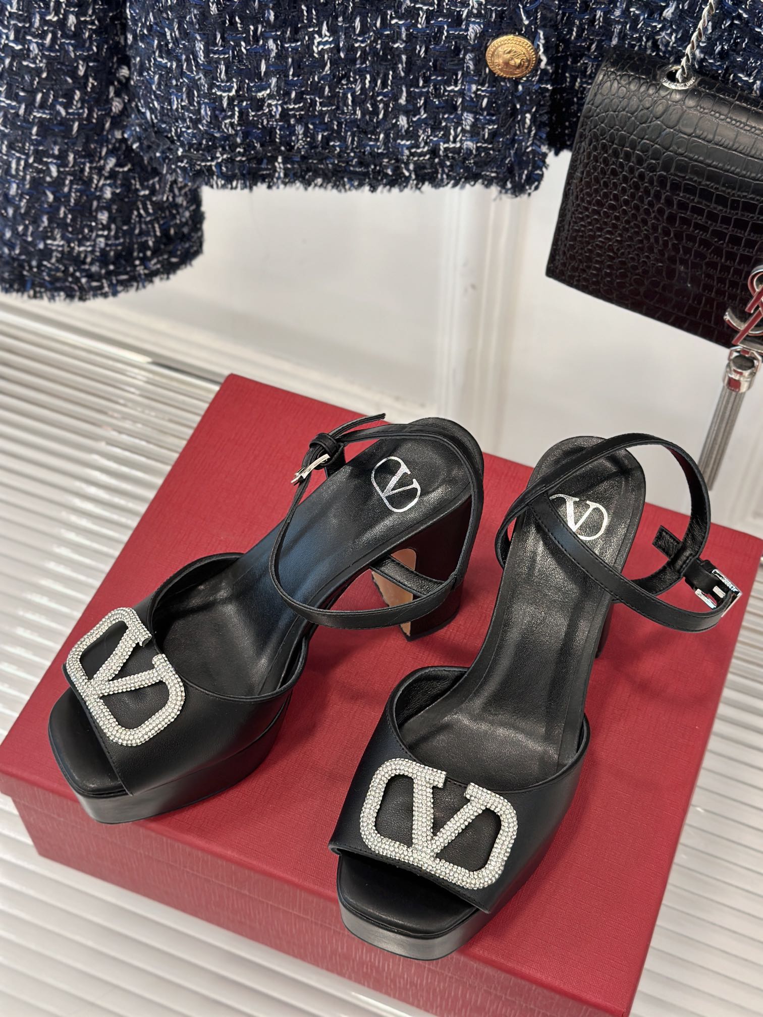 Sandal With Vlogo Signature Platform In Black With Stone Calfskin 110mm 989465