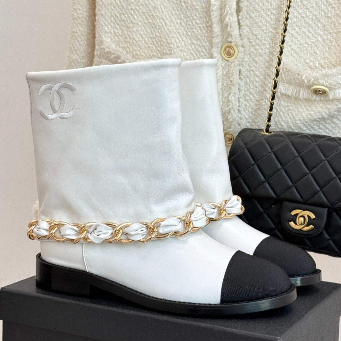 Chanel 25 Large Chain Flat-solved Boot White Lambskin 465420
