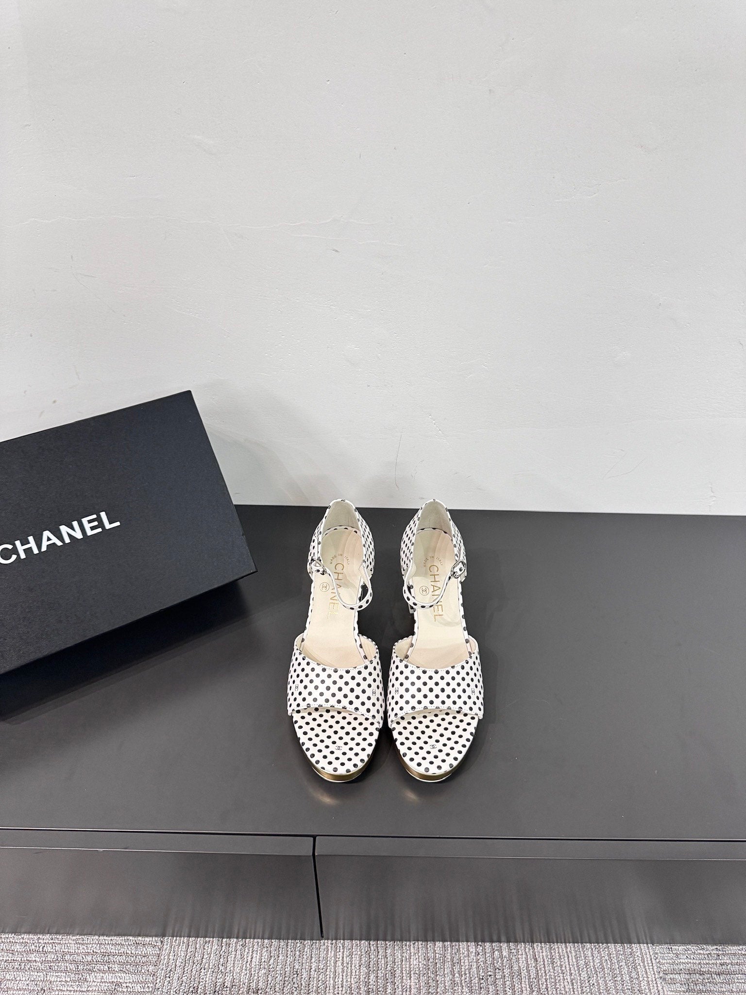 BLOCK HEEL SANDALS WHITE POLKA DOT SHEEPSKIN