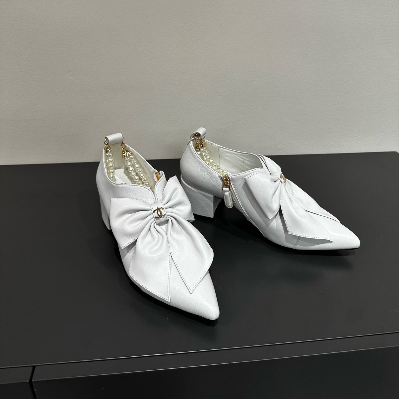 CCC Pointed Toe High Heels White Bow Tie Cowhide